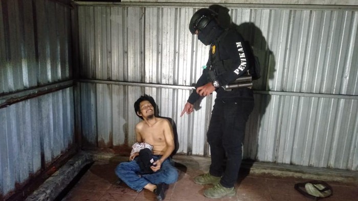 Pria mabuk di Makassar diamankan polisi usai teror penghuni kos (Foto: Dok. Polrestabes Makassar)
