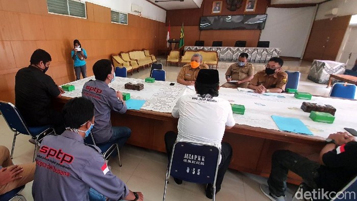 Sejumlah perwakilan buruh datangi Pendopo Sukabumi menyampaikan tuntutan