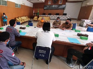 Dirumahkan Tanpa Kejelasan Upah, Buruh Datangi Pendopo Sukabumi