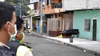 Jenazah tergeletak di pojok Kota Guayaquil, Ekuador. Jenazah ini hanyalah satu dari banyak korban tewas COVID-19. 