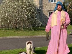 Viral Pria Berdandan Aneh untuk Hibur Tetangga Selama Pandemi