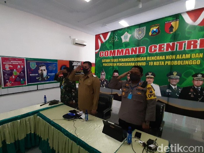 Forkopimda Kota Probolinggo memberikan penghormatan pada tenaga medis yang tengah berjuang menangani pasien virus Corona. Penghormatan diberikan untuk menyemangati para tenaga medis.