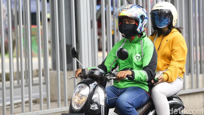 Ojek online kembali tengah menarik penumpang di kawasan Jakarta Selatan, Senin (13/4/2020). Kementerian Perhubungan mengizinkan ojek online (ojol) untuk kembali mengangkut penumpang wilayah yang menerapkan PSBB.