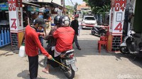 Warga berjaga 24 jam dengan sistem shift (bergantian) setiap 4 jam.