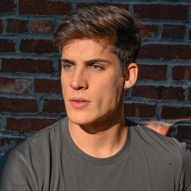 Tak cuma seorang gamer, pria 22 tahun tersebut juga sering jadi model. Tak heran memang melihat wajahnya yang tampan dan tubuhnya yang atletis. Foto: Instagram