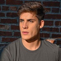 Tak cuma seorang gamer, pria 22 tahun tersebut juga sering jadi model. Tak heran memang melihat wajahnya yang tampan dan tubuhnya yang atletis. Foto: Instagram