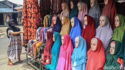 Jelang PSBB di Tangsel, Pasar Cipadu Masih Normal