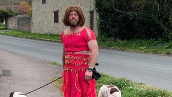 Perlengkapan pria ini cukup lengkap. Bermacam kostum dia kenakan, mulai dari tentara Romawi, Batman, hingga menjadi penari perut. Foto: jackp593 via Bored Panda