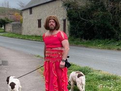 Viral Pria Berdandan Aneh untuk Hibur Tetangga Selama Pandemi