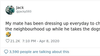 Akun @jackp593 bercerita tentang tetangganya yang berdandan aneh setiap hari sambil membawa anjingnya berkeliling komplek. Ini dilakukan untuk menghibur para tetangga agar tidak stres. Foto: jackp593 via Bored Panda