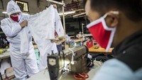 Penjahit memproduksi alat pelindung diri (APD) untuk tenaga medis di Bandung, Jawa Barat, Senin (13/4/2020).