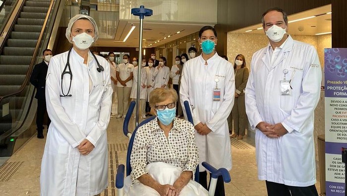 Gina Dal Colleto in a wheelchair out of Sao Paulos Vila Nova Star hospital on Apr 12, 2020. (Photo: Instagram/Paulo Hoff)