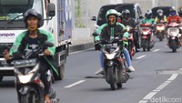 Kementerian Perhubungan melalui Peratutan Menteri Perhubungan Nomer 18 Tahun 2020 tentang pengendalian transportasi dalam rangka pencegahan penyebaran virus COVID-19 memperbolehkan Ojol menarik penumpang.