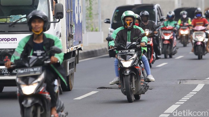 Ojek online kembali tengah menarik penumpang di kawasan Jakarta Selatan, Senin (13/4/2020). Kementerian Perhubungan mengizinkan ojek online (ojol) untuk kembali mengangkut penumpang wilayah yang menerapkan PSBB.