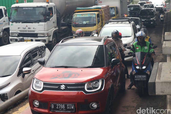 Jelang penerapan Pembatasan Sosial Berskala Besar (PSBB) maksimal tampak kemacetan terjadi di Bundaran Harapan Indah, Kota Bekasi, Jawa Barat, Senin (13/4/2020).