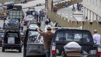 Sejumlah mobil yang mengangkut jenazah tampak mengantre menuju tempat pemakaman di Guayaquil, Ekuador. Di antara deretan kendaraan itu tak terlihat mobil jenazah yang ikut mengantre. Semua jenazah diangkut menggunakan mobil pribadi. 