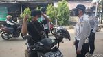 Petugas Lakukan Pemeriksaan PSBB di Lampiri Kalimalang