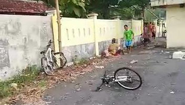 pengemudi mobil latihan menabrak pemotor