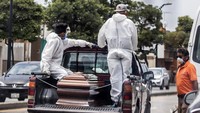 Mobil bak untuk mengangkut jenazah menjadi pemandangan yang lumrah di kota tersebut saat pandemi Corona ini. 