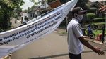 Warga Pondok Aren Selektif Buka Gerbang Perumahan