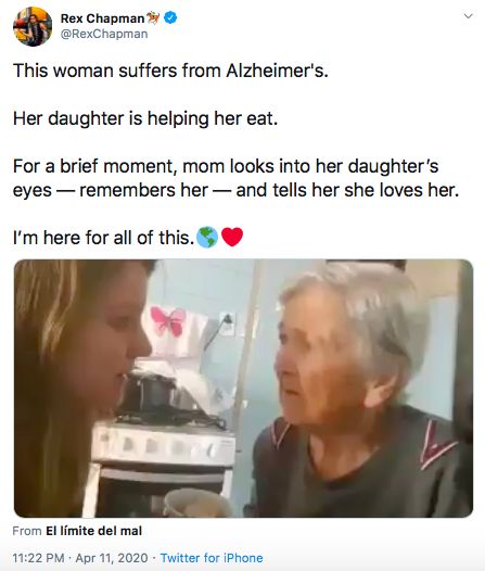 Nenek pengidap alzheimer disuapi makan cucunya