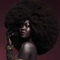 Nyakim Gatwech lahir di Ethiopia, lalu sempat tinggal di pengungsian di Kenya sebelum akhirnya hijrah ke Amerika Serikat pada usia 14 tahun bersama ibu dan saudaranya. Memiliki warna kulit yang berbeda, Nyakim harus melalui masa-masa terberat saat bersekolah di AS. (Foto: Instagram/queennyakimofficial)