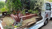 Para peserta ditantang adu terampil untuk membuat taman yang secantik mungkin dengan memanfaatkan lahan seluas bak belakang mobil pickup. (dok. Zoenren-Osaka)