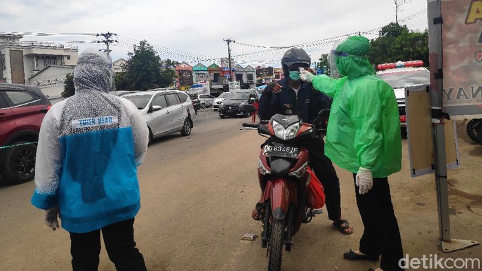 Pengecekan kesehatan dilakukan kepada pengguna jalan yang hendak masuk ke Kota Makassar (M Taufiqqurrahman/detikcom) Pengecekan kesehatan dilakukan kepada pengguna jalan yang hendak masuk ke Kota Makassar (M Taufiqqurrahman/detikcom)
