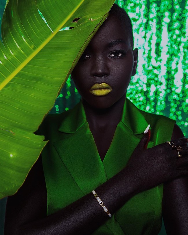 Namanya mulai terkenal setelah momen perbincangannya dengan seorang supir Uber viral. Kala itu, sang supir menantangnya untuk memutihkan kulit dengan imbalan US$ 10.000. Namun, Nyakim menolak tantangan tersebut mentah-mentah. Aku tidak akan pernah melakukannya karena kulitku adalah sebuah anugerah, kata Nyakim. (Foto: Instagram/queennyakimofficial)