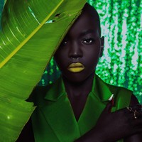 Namanya mulai terkenal setelah momen perbincangannya dengan seorang supir Uber viral. Kala itu, sang supir menantangnya untuk memutihkan kulit dengan imbalan US$ 10.000. Namun, Nyakim menolak tantangan tersebut mentah-mentah. Aku tidak akan pernah melakukannya karena kulitku adalah sebuah anugerah, kata Nyakim. (Foto: Instagram/queennyakimofficial)