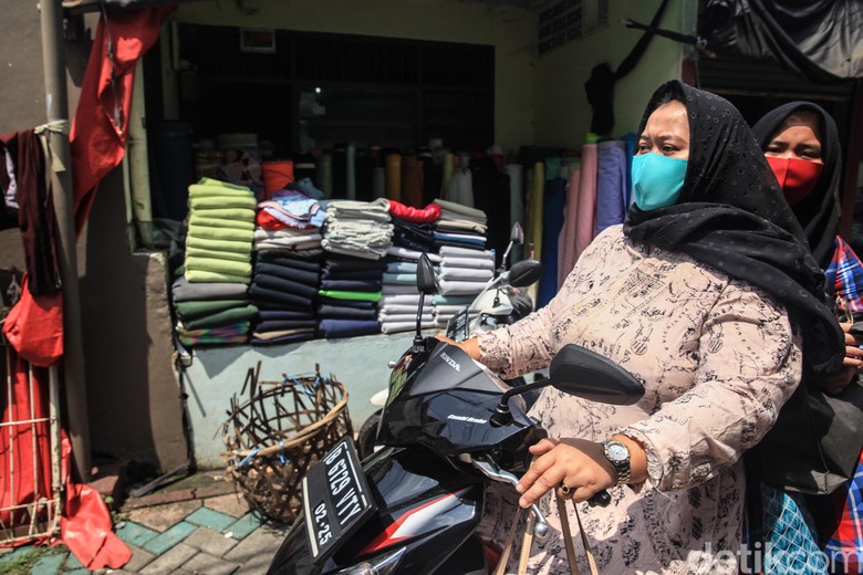 Jelang PSBB di Tangsel, Pasar Cipadu Masih Normal Pemerintah menyetujui Pembatasan Sosial Berskala Besar (PSBB) di Banten. Jelang penerapan PSBB, aktivitas di Pasar Cipadu masih normal.