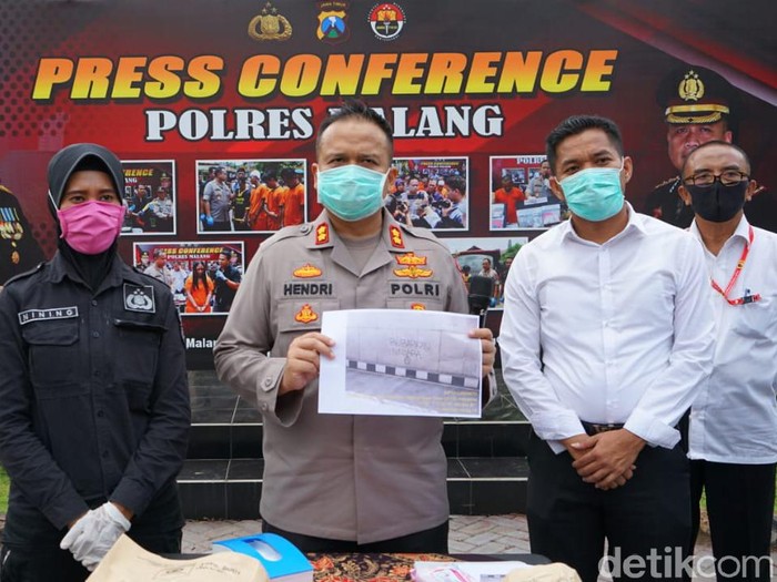 Ada simbol yang ditinggalkan dalam aksi vandalisme di underpass Karanglo, Kabupaten Malang. Yakni simbol huruf A yang identik dengan kelompok Anarko dan coretan berkode U+24B6.