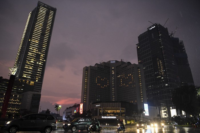 AKSI MENYALAKAN LAMPU BERBENTUK HATI Hotel Grand Hyatt menyalakan lampu-lampu kamarnya membentuk lambang hati di kawasan Bundaran HI, jakarta, Senin (13/4/2020). Aksi itu dilakukan sebagai bentuk ungkapan cinta terhadap para tenaga medis yang berjuang di garis terdepan dalam penangan COVID-19 di Indonesia. ANTARA FOTO/Hafidz Mubarak A/wsj.