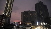 Begini penampakan tanda hati yang mejeng dari Hotel Grand Hyaat lewat lampu kamar, Senin (13/4/2020).