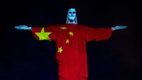 Sesi selanjutnya, Patung Kristus tampak terbalut bendera China.