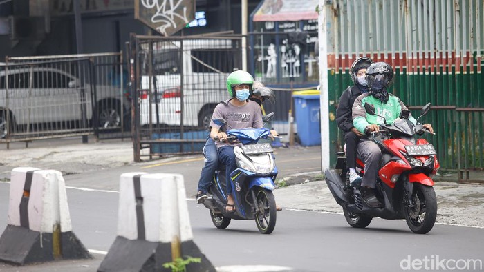 Ojol Boleh Tarik Penumpang Lagi Ojek online kembali tengah menarik penumpang di kawasan Jakarta Selatan, Senin (13/4/2020). Kementerian Perhubungan mengizinkan ojek online (ojol) untuk kembali mengangkut penumpang wilayah yang menerapkan PSBB.