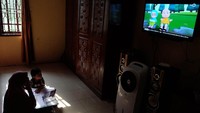 Seorang anak didampingi ibunya belajar dengan melihat tayangan televisi di rumahnya Deli Serdang, Sumatera Utara. Menurut Mendikbud Nadiem Makarim, program ini direncanakan dapat terselenggara setidaknya selama 3 bulan ke depan. Antara Foto/Irsan Mulyadi.