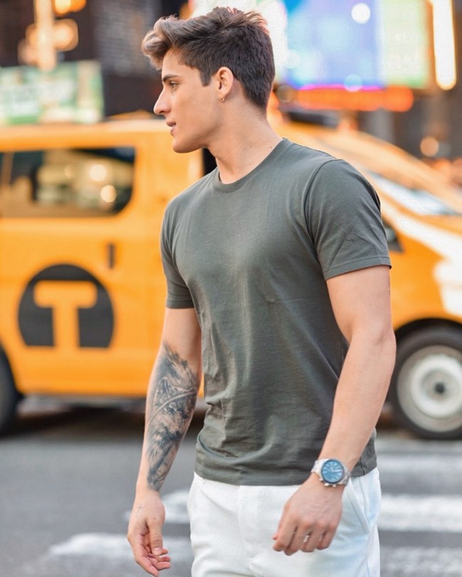 Kabar tersebut pun dibuktikan dengan foto yang diunggah di Instagram pasangan kekasih itu. Kemarin, Nadine dan pacarnya yang lebih muda 30 tahun tersebut sama-sama mengunggah foto mesra di mana keduanya saling berpandangan. Foto: Instagram