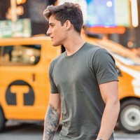 Kabar tersebut pun dibuktikan dengan foto yang diunggah di Instagram pasangan kekasih itu. Kemarin, Nadine dan pacarnya yang lebih muda 30 tahun tersebut sama-sama mengunggah foto mesra di mana keduanya saling berpandangan. Foto: Instagram