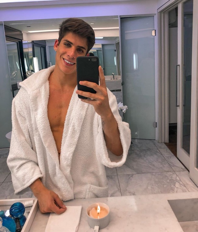 Sebelum berpacaran dengan Tiago Ramos, dilaporkan bahwa Nadine telah berpisah dengan ayah sekaligus agent Neymar Wagner Ribeiro pada 2016 setelah 25 tahun menikah. Foto: Instagram