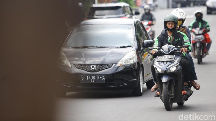 Ojek online kembali tengah menarik penumpang di kawasan Jakarta Selatan, Senin (13/4/2020). Kementerian Perhubungan mengizinkan ojek online (ojol) untuk kembali mengangkut penumpang wilayah yang menerapkan PSBB.