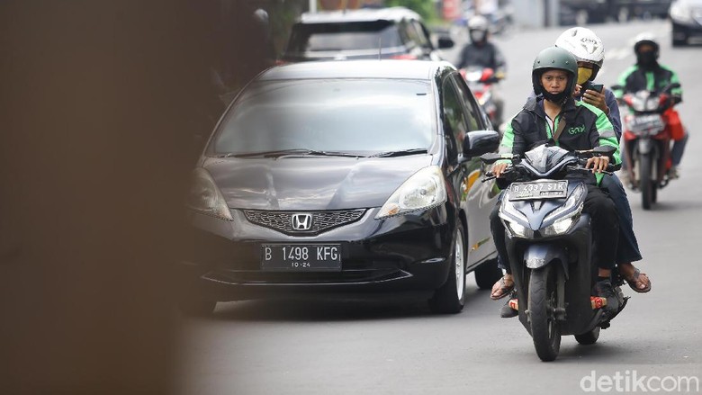 Ojol Boleh Tarik Penumpang Lagi Ojek online kembali tengah menarik penumpang di kawasan Jakarta Selatan, Senin (13/4/2020). Kementerian Perhubungan mengizinkan ojek online (ojol) untuk kembali mengangkut penumpang wilayah yang menerapkan PSBB.