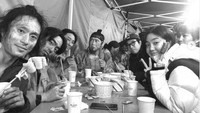 Nah, kalau yang satu ini adalah momen Ju Ji-Hoon saat break syuting dan dimanfaatkan dengan makan bersama dengan semua pemain Kingdom. Tampak beberapa aktor mulai dari pemeran Paduka Ratu hingga Prajurit Kerajaan. Foto: Instagram @_jujihoon
