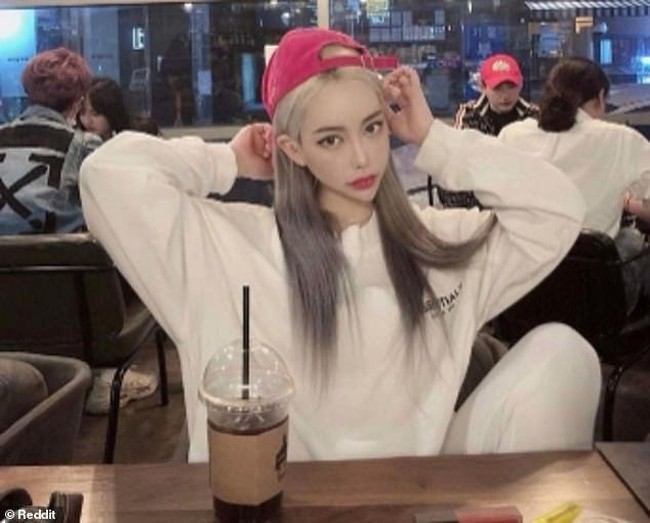 Apa yang salah dari foto perempuan yang satu ini? Coba perhatian dagunya. (Foto: Instagram)