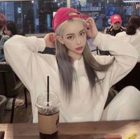 Apa yang salah dari foto perempuan yang satu ini? Coba perhatian dagunya. (Foto: Instagram)