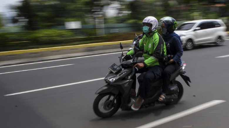 OPERASIONAL OJEK DARING SAAT PSBB DI JAKARTA Pengemudi ojek daring membonceng penumpang saat melintas di kawasan Kramat Raya, Jakarta, Senin (13/4/2020). Pelaksana tugas (Plt) Menteri Perhubungan Luhut Pandjaitan mengizinkan ojek daring mengangkut penumpang selama masa Pembatasan Sosial Berskala Besar (PSBB) di Jakarta, namun dengan ketentuan harus memenuhi protokol kesehatan yang ditetapkan. ANTARA FOTO/M Risyal Hidayat/wsj.