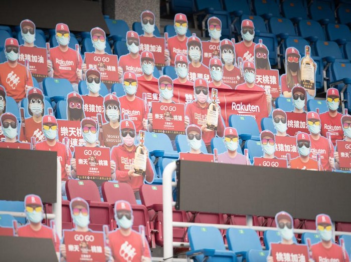 Pandemi COVID-19 membuat suasana tribun menjadi sepi, beberapa cabang olahraga hingga olimpiade dihentikan sementara. Namun tidak untuk beberapa tribun ini, nampak penonton kardus ramaikan tribun.opening game between Rakuten Monkeys and CTBC Brothers at Taoyuan International Baseball Stadium on April 11, 2020 in Taoyuan, Taiwan. (Photo by Gene Wang/Getty Images)