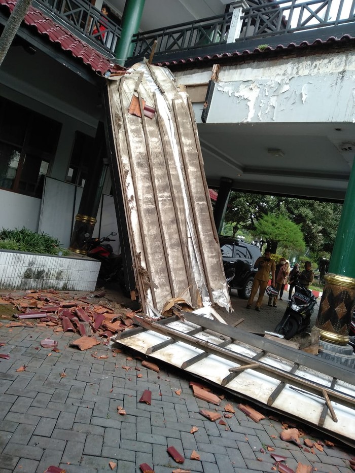 Atap Teras Pendapa Jember Mendadak Ambruk saat Bupati Rapat Bersama Pejabat
