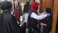 Pembagian PHBS kit yang berisikan masker dan sabun cuci tangan itu untuk masyarakat terdampak virus Corona atau COVID-19 di wilayah Kecamatan Cempaka Putih, Jakarta, Senin (13/4/2020). Foto: dok. PMI