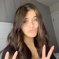 Kamu boleh marah karena apa yang saya lakukan itu bodoh, tetapi kamu tak boleh marah karena membenci saya. Kebencian yang saya terima saat ini benar-benar sulit untuk ditangani, dan itu juga datang pada teman dan keluarga saya, yang sama sekali tidak dapat diterima, karena itu adalah kesalahan saya dan bukan kesalahan mereka, ujar Nessa Barrett. Foto: Instagram